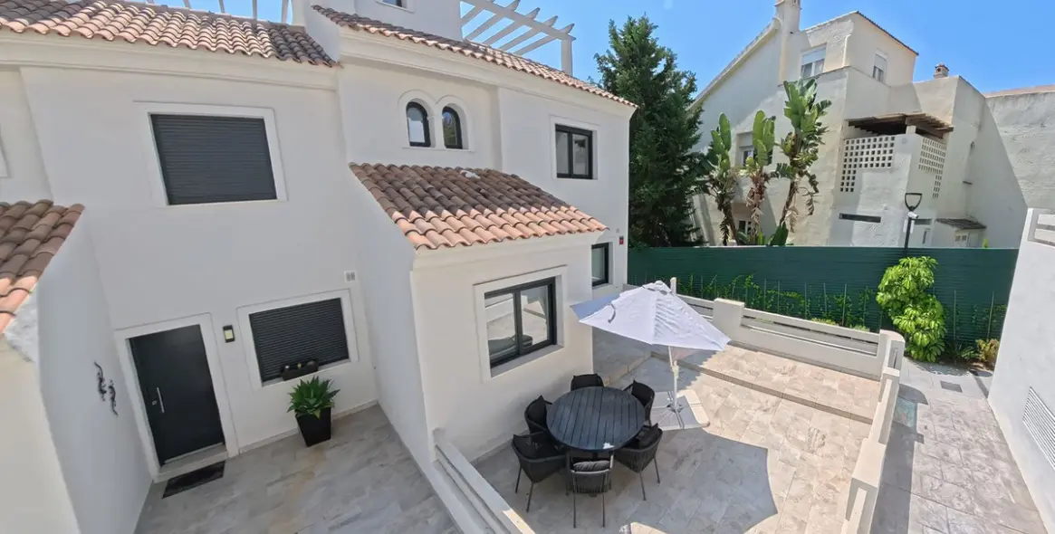 Sale of townhouse in Estepona 2