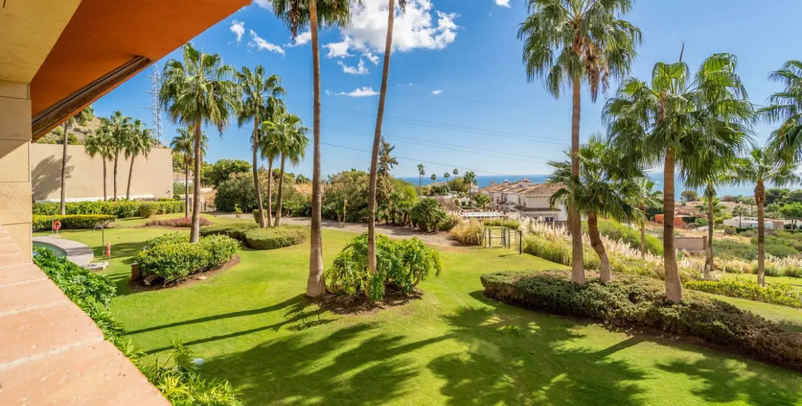 Sale of middle floor apartment in Benalmadena 32