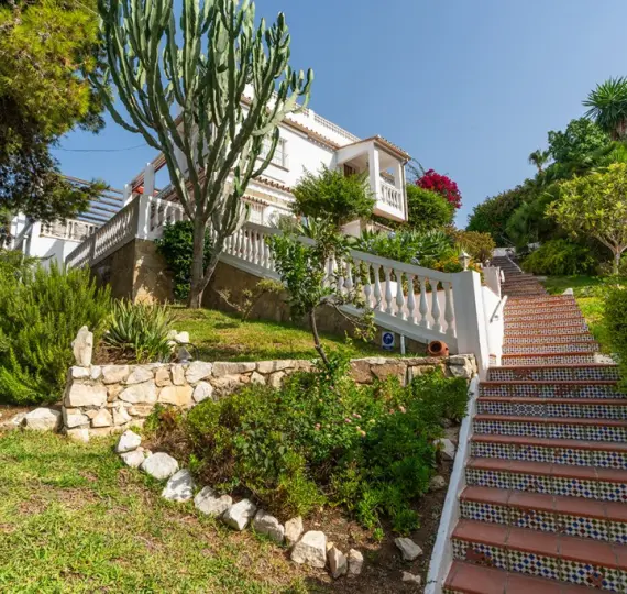 Продажа дома на две семьи в El Faro