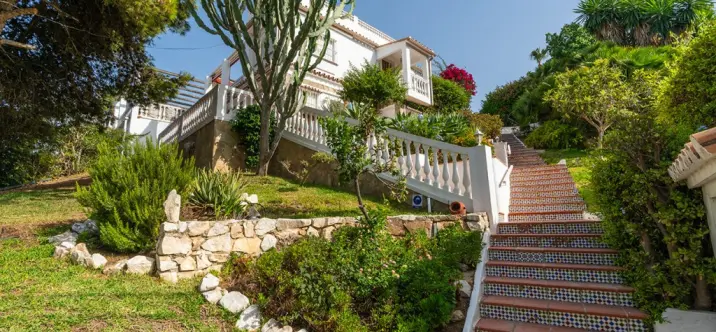 Продажа дома на две семьи в El Faro 0