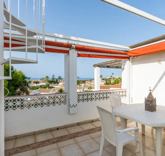 Продажа дома на две семьи в El Faro