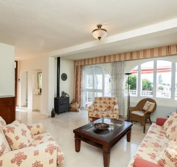 Продажа дома на две семьи в El Faro