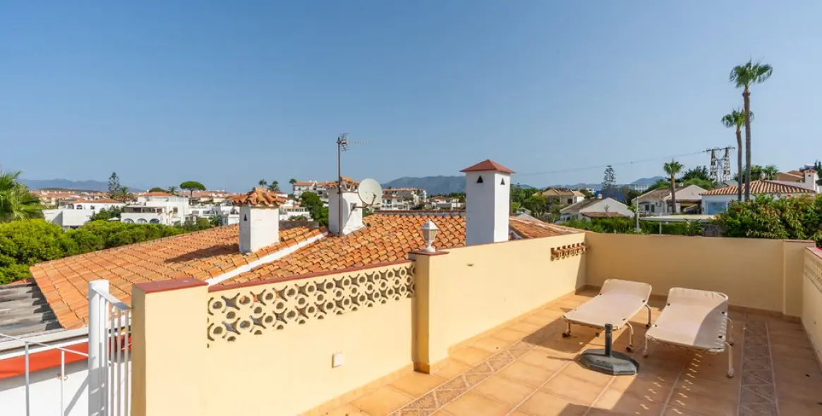 Продажа дома на две семьи в El Faro 17