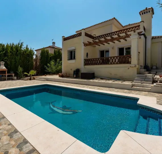 Sale of detached villa in Coín