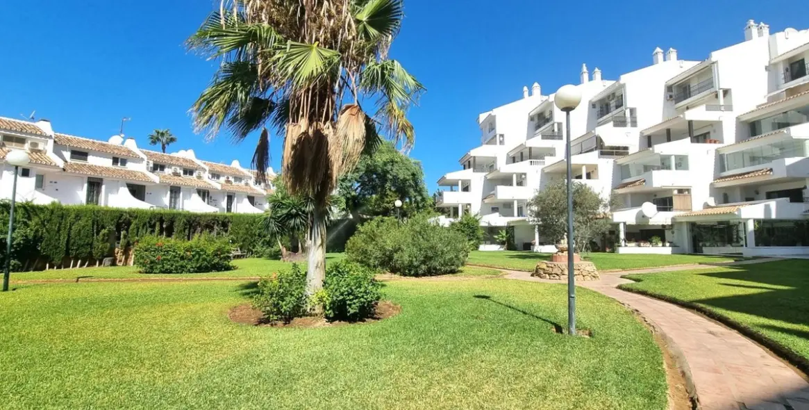 Sale of middle floor apartment in Calahonda 1