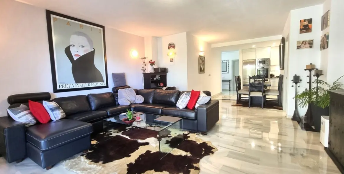 Sale of middle floor apartment in Calahonda 2