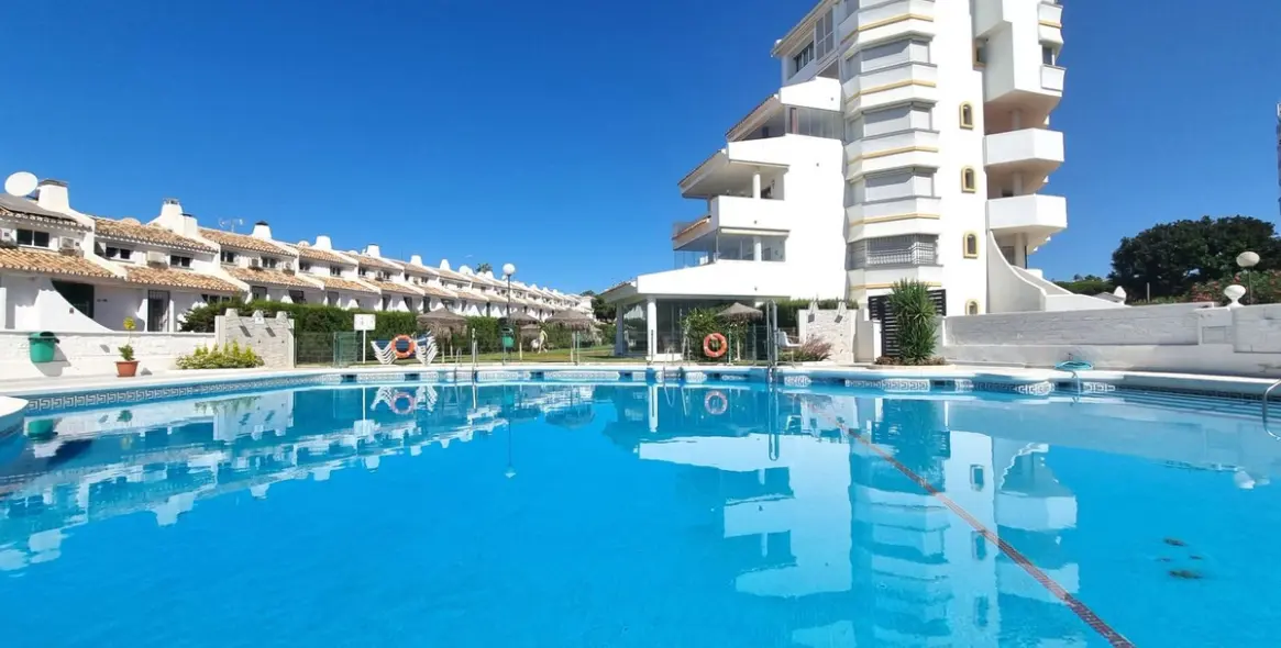 Sale of middle floor apartment in Calahonda 3