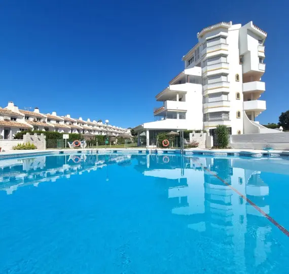 Sale of middle floor apartment in Calahonda