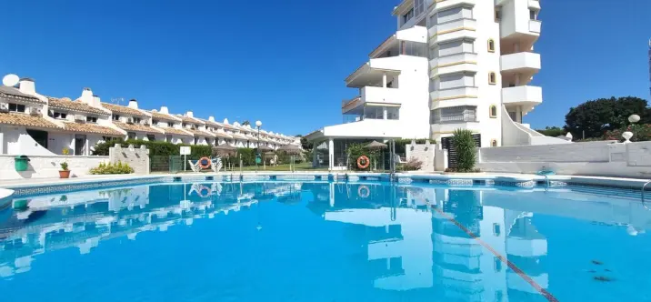 Sale of middle floor apartment in Calahonda 2