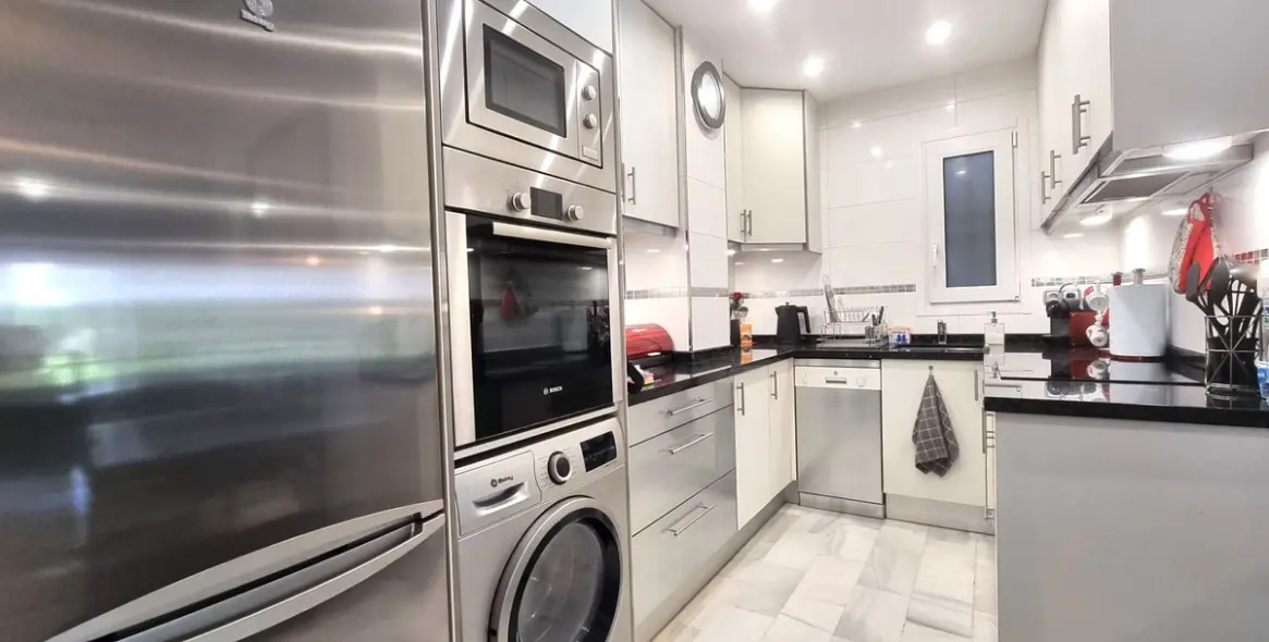 Sale of middle floor apartment in Calahonda 5