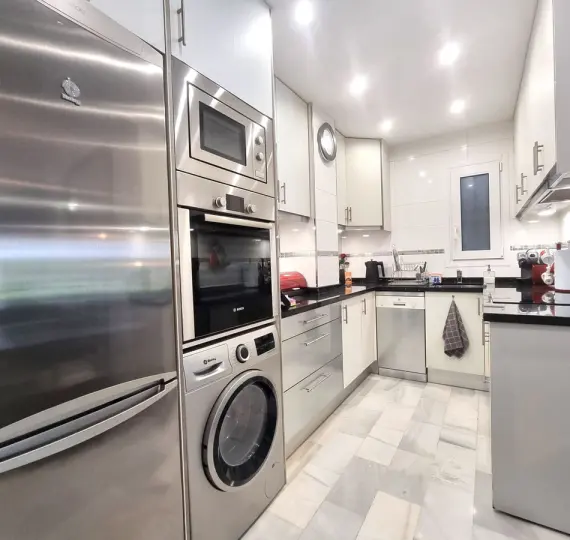 Sale of middle floor apartment in Calahonda