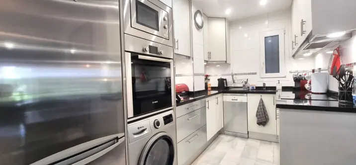 Sale of middle floor apartment in Calahonda 4