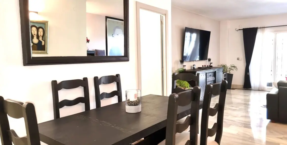 Sale of middle floor apartment in Calahonda 6