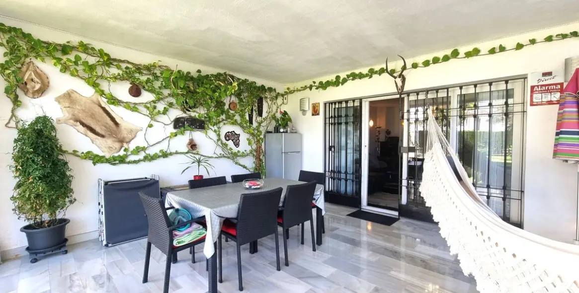 Sale of middle floor apartment in Calahonda 7
