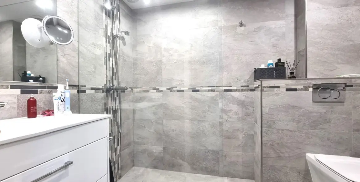 Sale of middle floor apartment in Calahonda 9