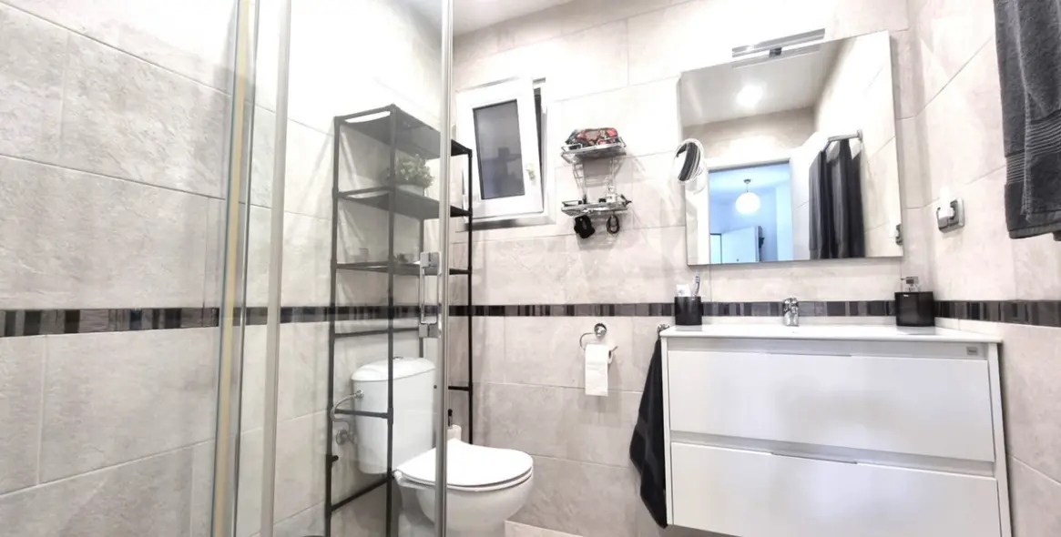 Sale of middle floor apartment in Calahonda 14