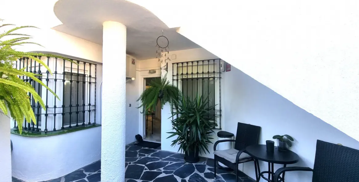 Sale of middle floor apartment in Calahonda 17