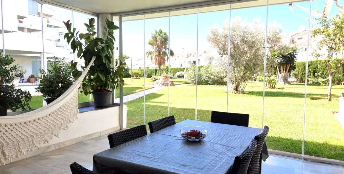 Sale of middle floor apartment in Calahonda 18