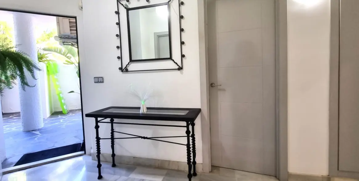 Sale of middle floor apartment in Calahonda 20