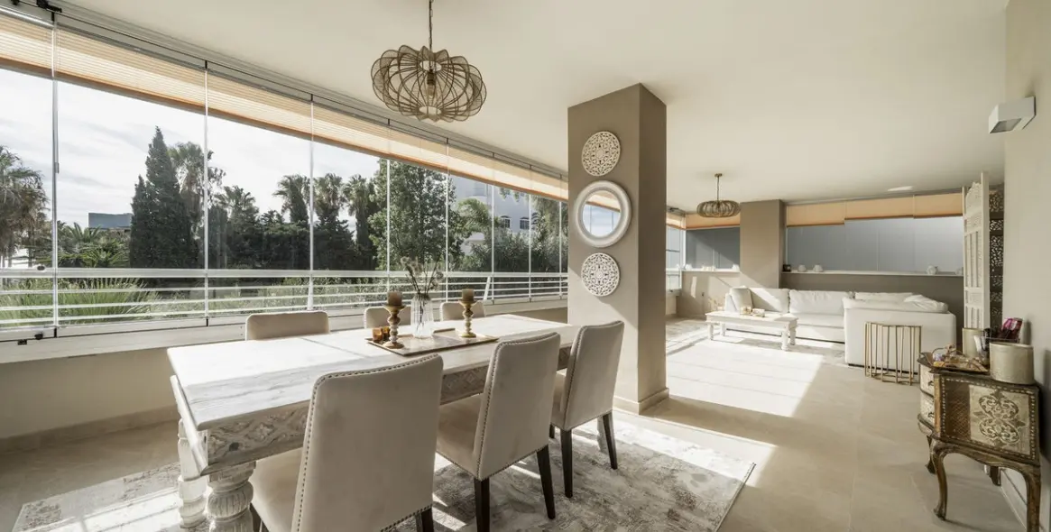 Venta de apartamento en planta media en Estepona 17