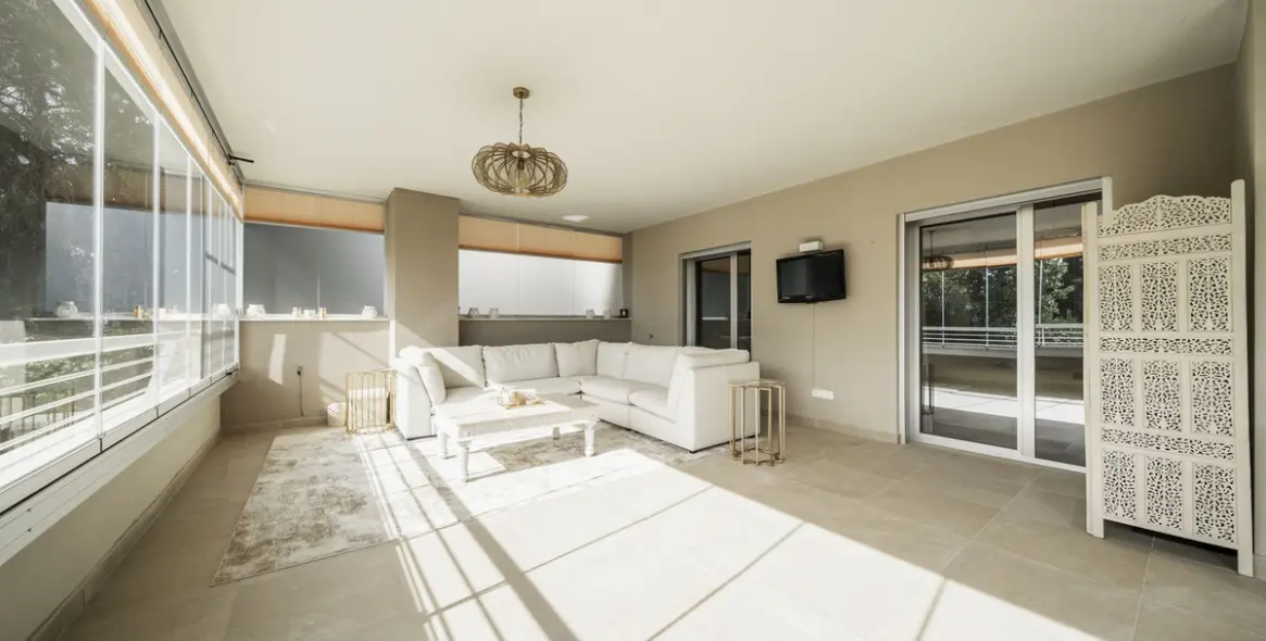 Venta de apartamento en planta media en Estepona 18