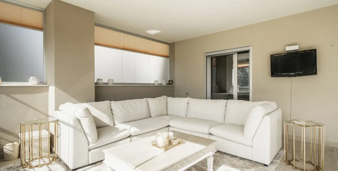 Venta de apartamento en planta media en Estepona 19