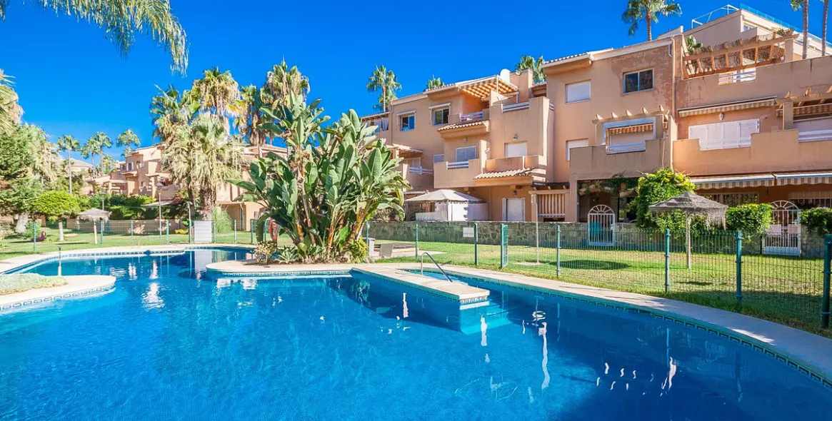 Sale of middle floor apartment in Cabopino 2