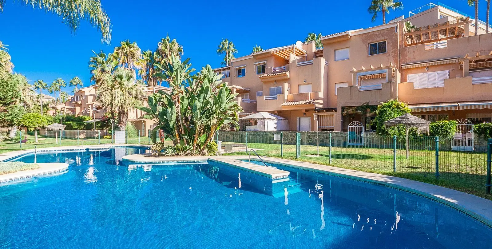 Sale of middle floor apartment in Cabopino 2