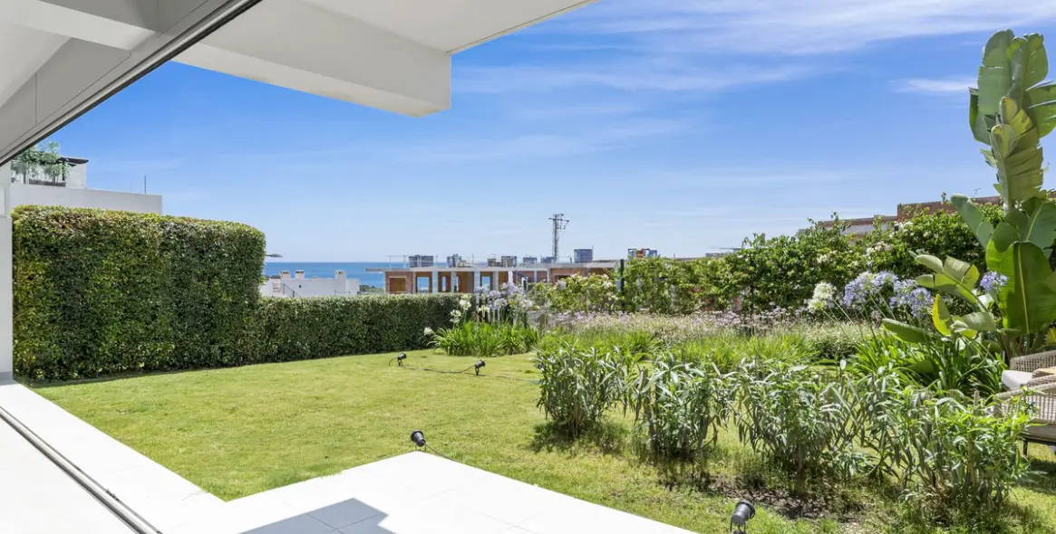 Sale of ground floor apartment in Estepona 1