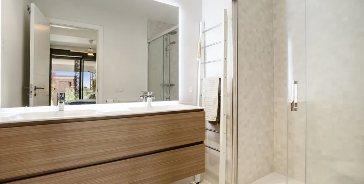 Sale of ground floor apartment in Estepona 13