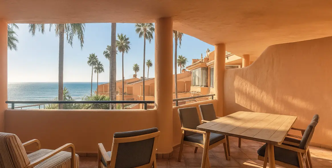 Продажа апартаментов на среднем этаже в Estepona (район Estepona) 1