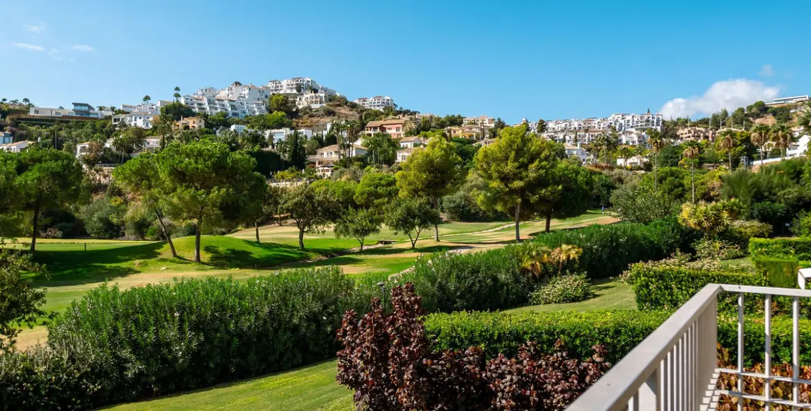 Продажа апартаментов на среднем этаже в Los Arqueros 1