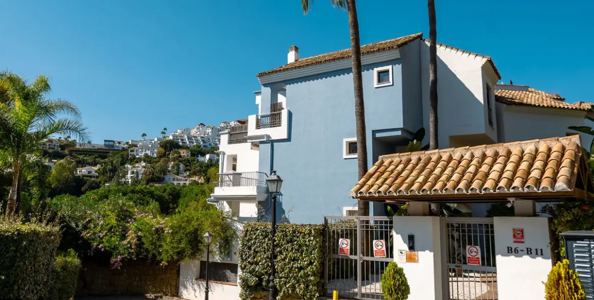 Продажа апартаментов на среднем этаже в Los Arqueros 33