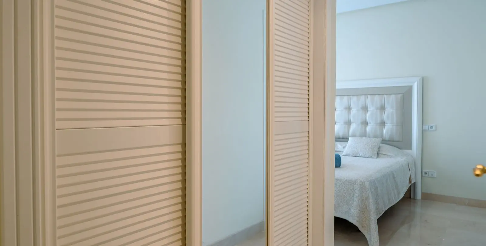 Venta de apartamento en planta media en Los Arqueros 16