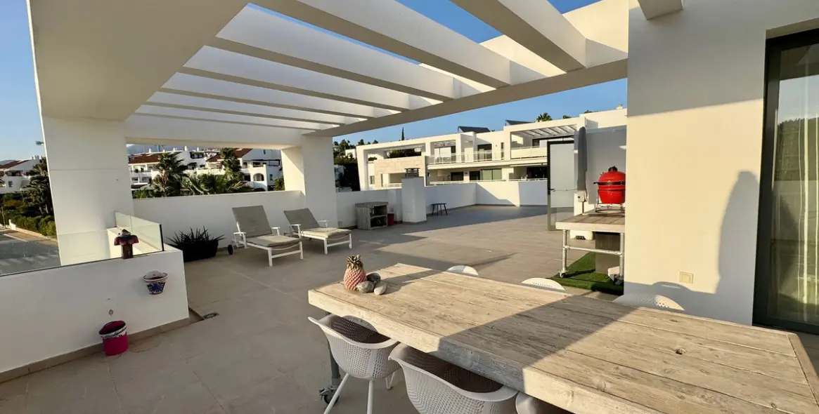 Sale of penthouse in Casares 16