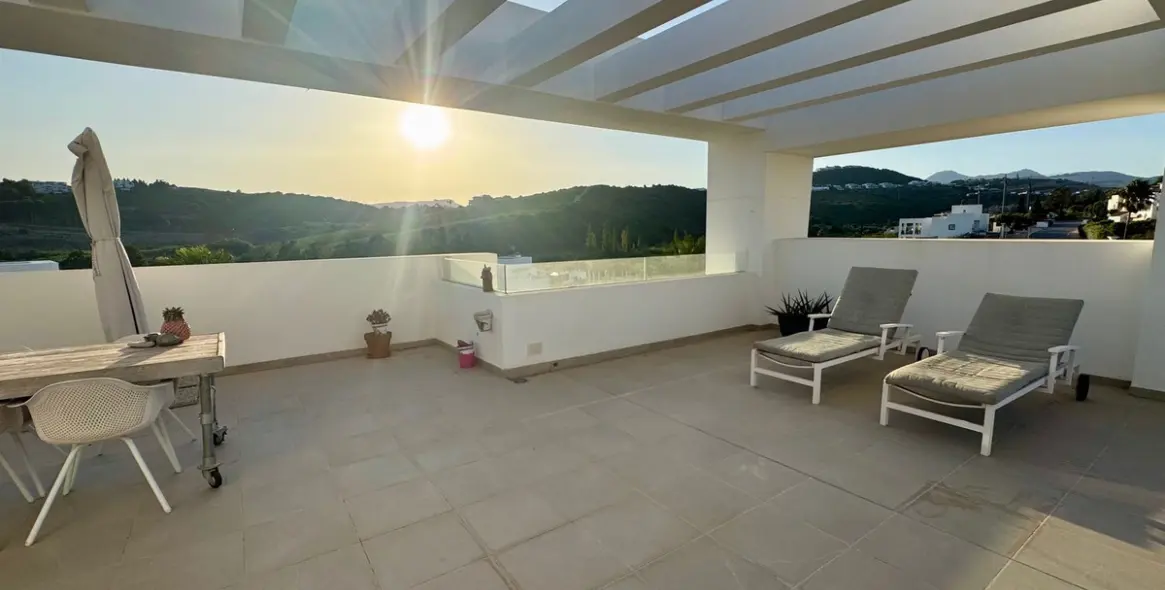 Sale of penthouse in Casares 23