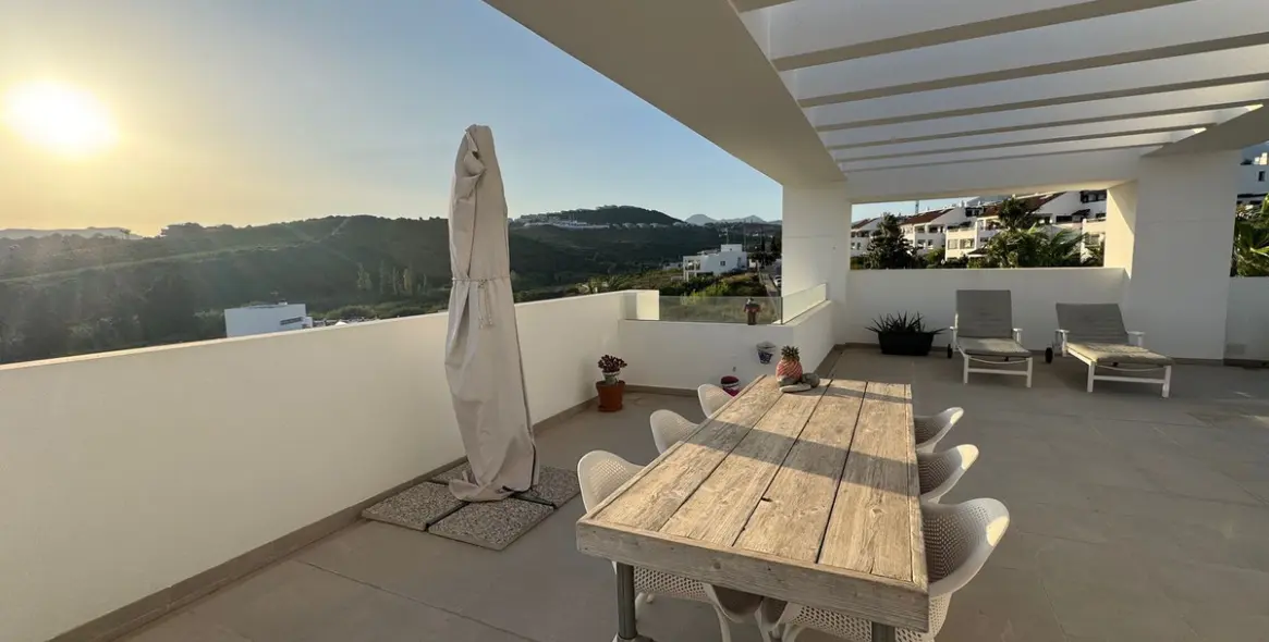 Sale of penthouse in Casares 24