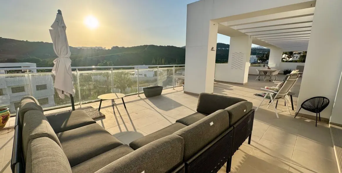 Sale of penthouse in Casares 26