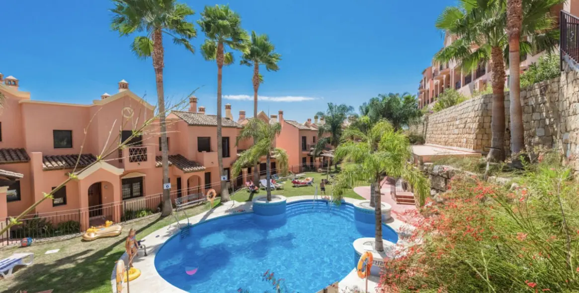 Sale of townhouse in Estepona 2