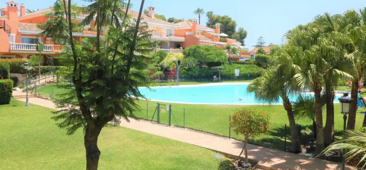 Penthouse R5021065 1