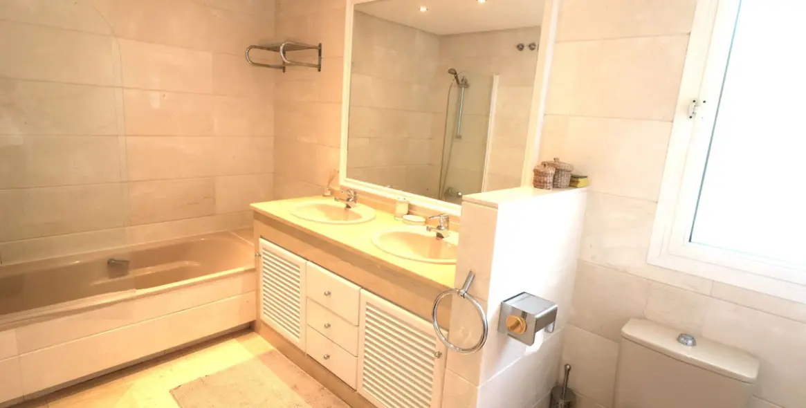 Sale of penthouse in Estepona (district New Golden Mile) 9