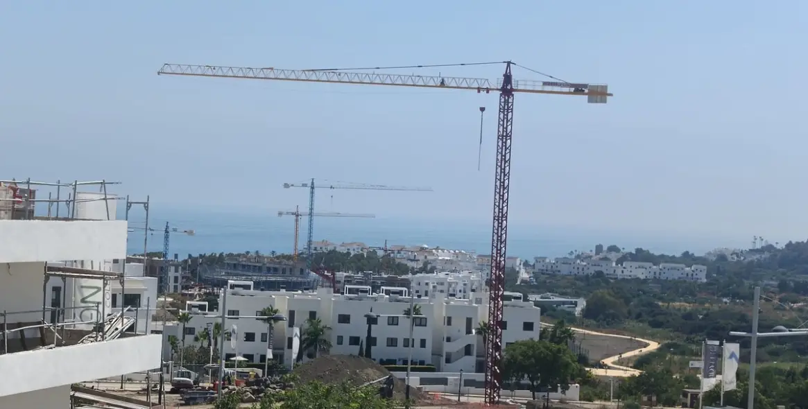 Sale of middle floor apartment in Estepona 25