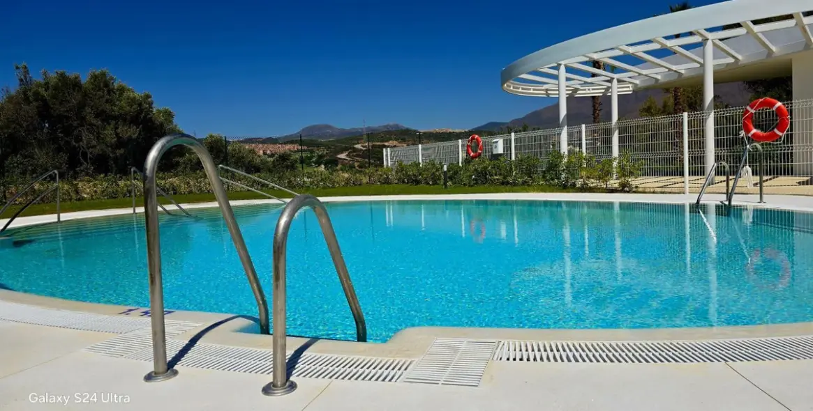 Sale of middle floor apartment in Estepona 27