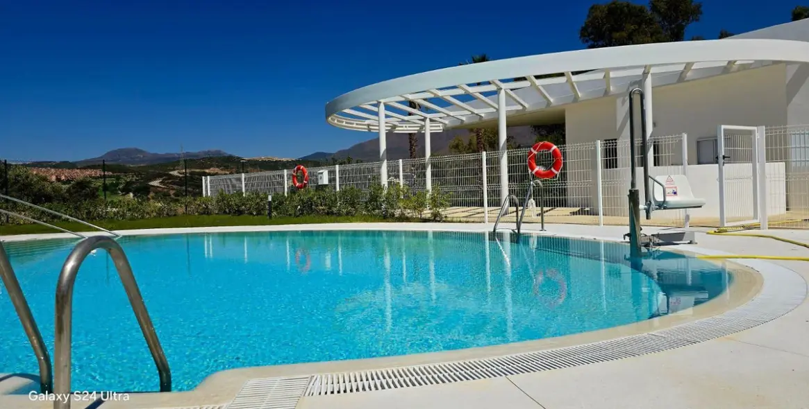 Sale of middle floor apartment in Estepona 28