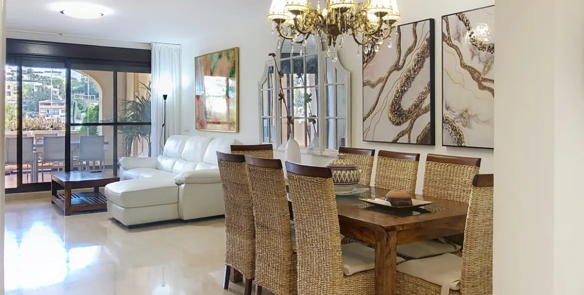 Продажа апартаментов на среднем этаже в Estepona (район Estepona) 1