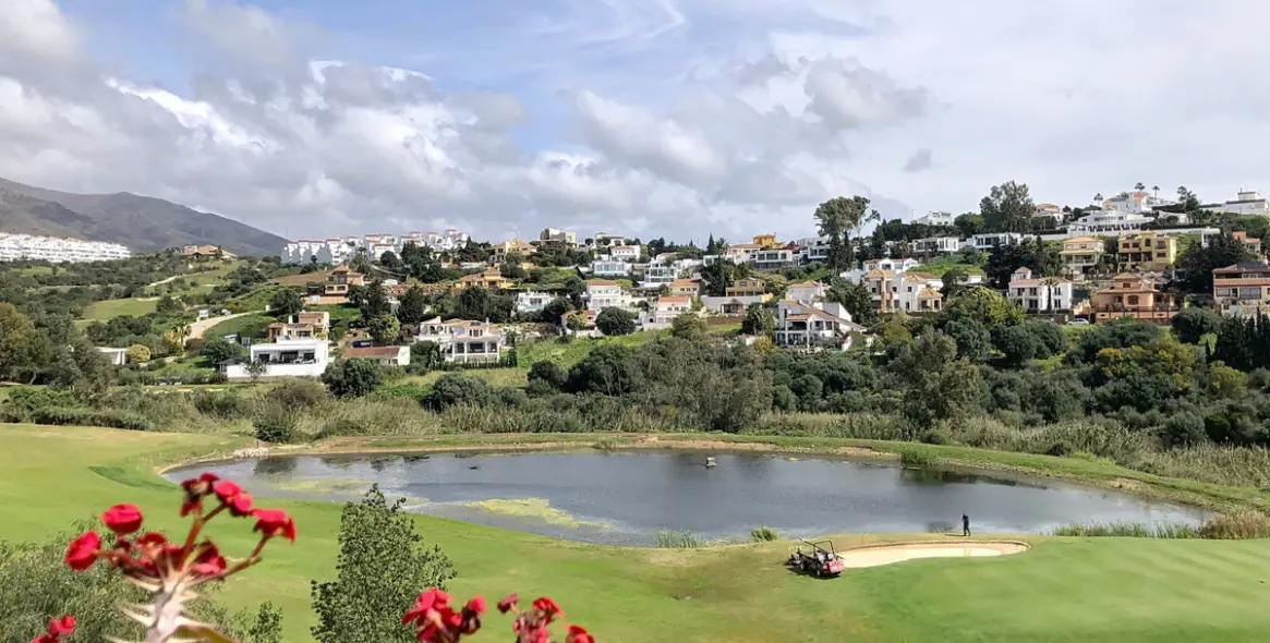 Venta de apartamento en planta media en Estepona 15