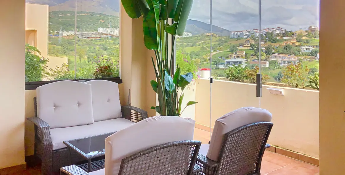 Venta de apartamento en planta media en Estepona 17