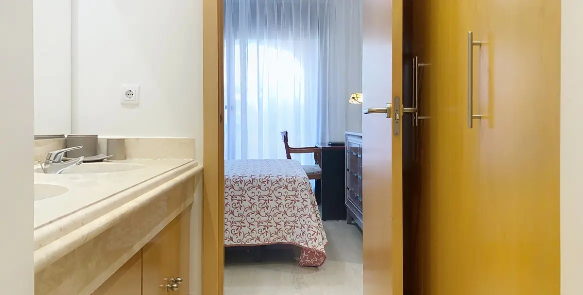 Sale of middle floor apartment in Estepona 38