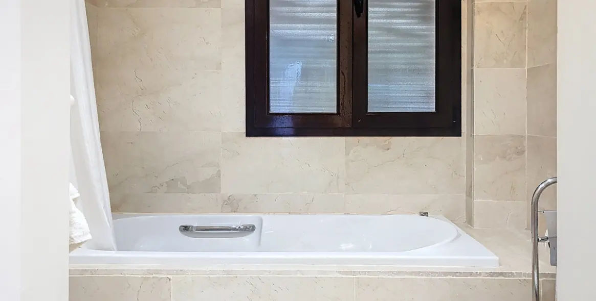 Sale of middle floor apartment in Estepona 40