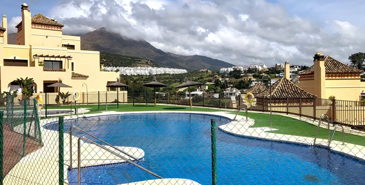 Sale of middle floor apartment in Estepona 48